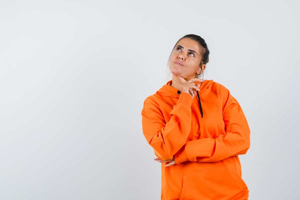 Imagem de uma pessoa pensando, representando a reflexão sobre o significado e a origem da expressão 'ter o rei na barriga'.