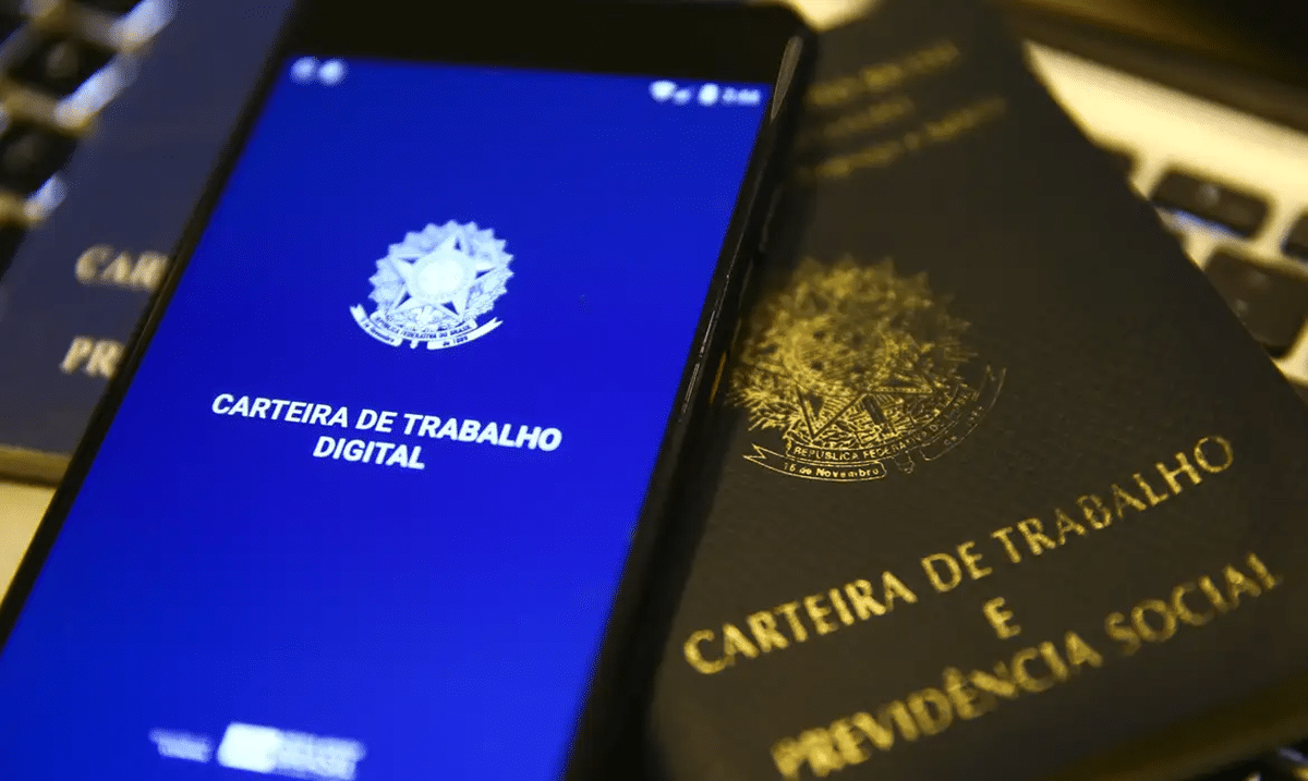 Imagem do celular com a tela da carteira de trabalho digital, representando a consulta sobre o direito ao pagamento do PIS/Pasep.