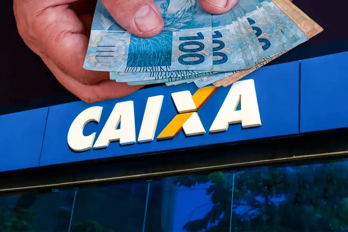 Imagem de uma mão segurando notas de R$ 100 à frente da fachada da Caixa Econômica Federal, representando o pagamento de R$ 1.000 para beneficiários deste mês.