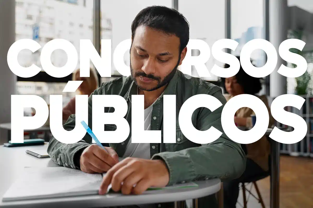 Oportunidades de Concursos Públicos - Inscrições Abertas Pessoa estudando para concurso público, com caderno e caneta em mãos