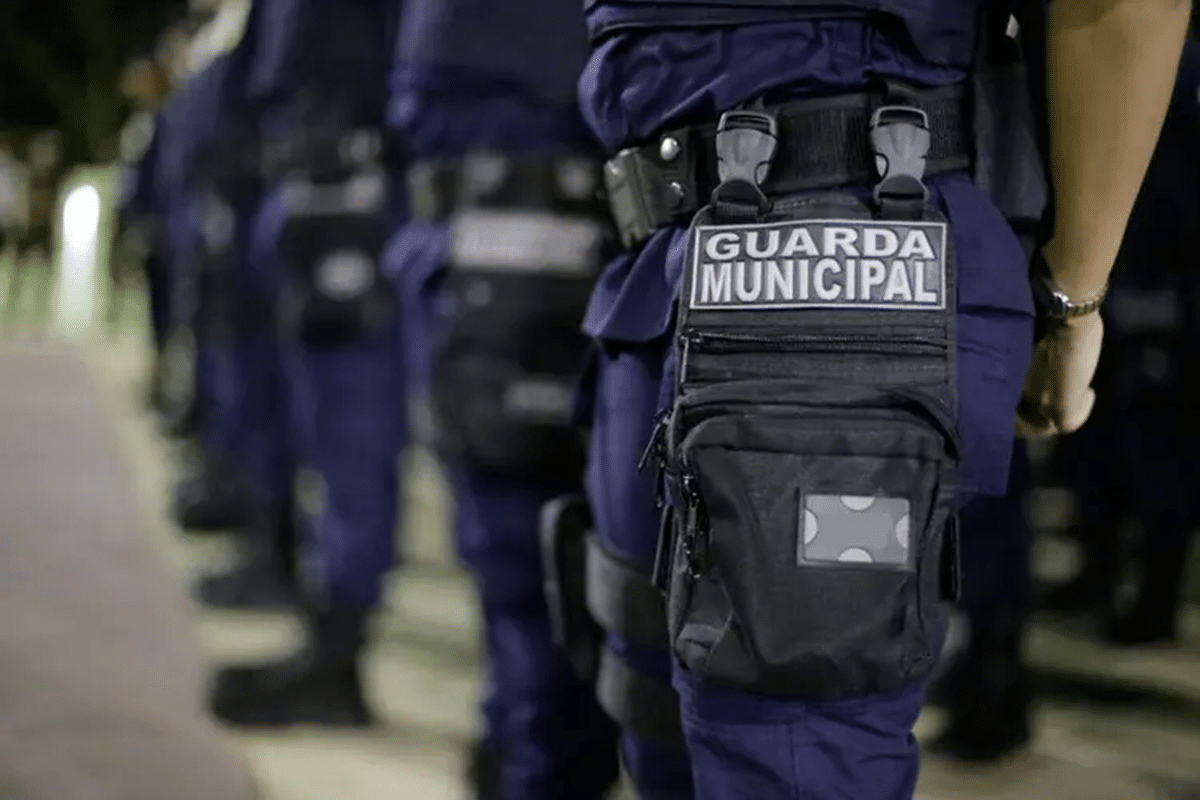 Detalhe do uniforme da Guarda Municipal com o emblema visível.