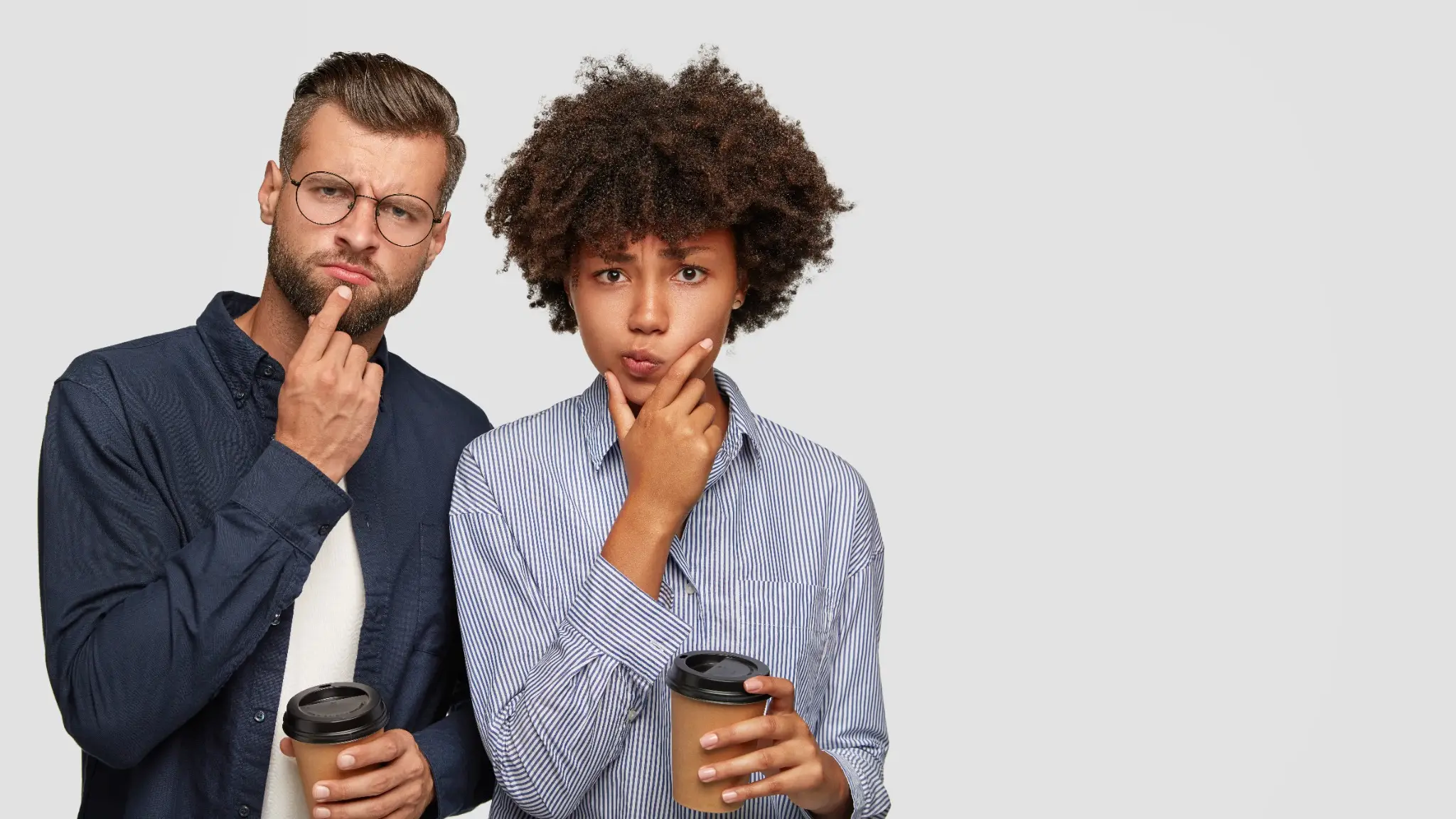 Casal pensativo refletindo sobre o comportamento de pessoas interesseiras, em um cenário relacionado à psicologia comportamental.