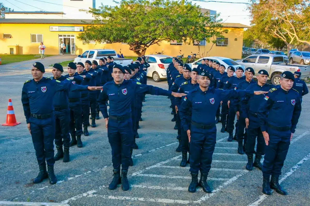 Concurso Guarda Municipal Formatura da Guarda Municipal com integrantes em posição de apresentar armas