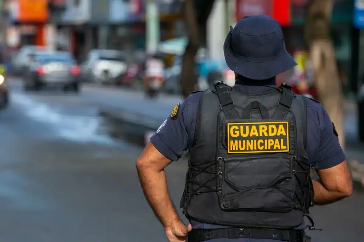 Guardas municipais perfilados durante formatura em posição de respeito