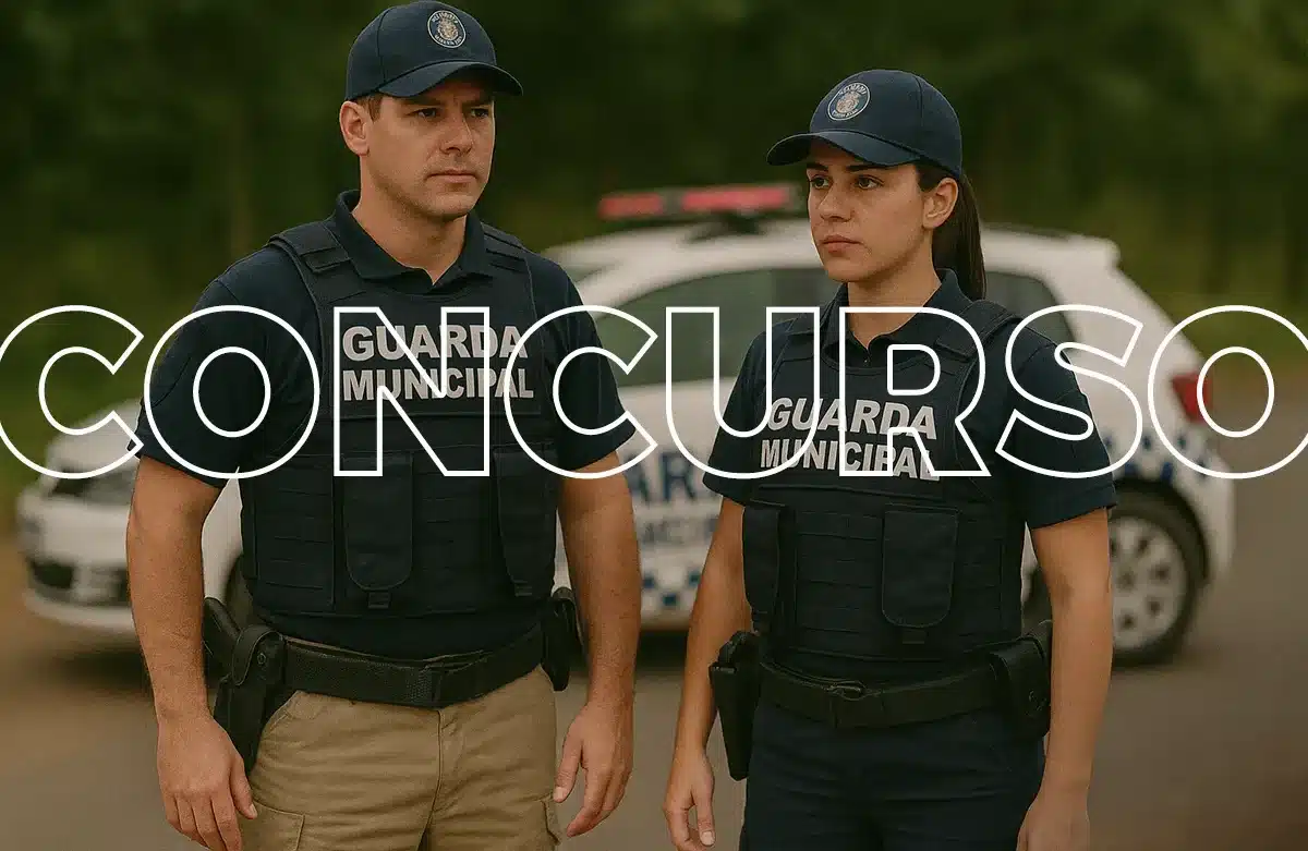 Guarda Municipal em uniforme com identificação.
