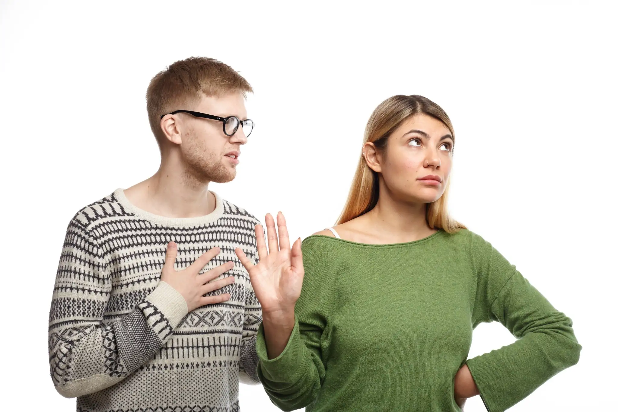 Casal em discussão, com o homem tentando pedir desculpas e a mulher afastando-se, mostrando indiferença.
