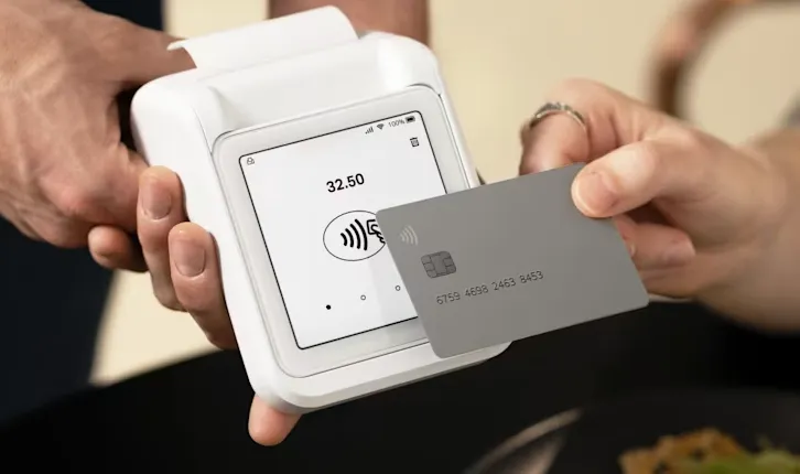 Maquininha SumUp Solo Printer Pessoa realizando pagamento com maquininha SumUp Solo Printer
