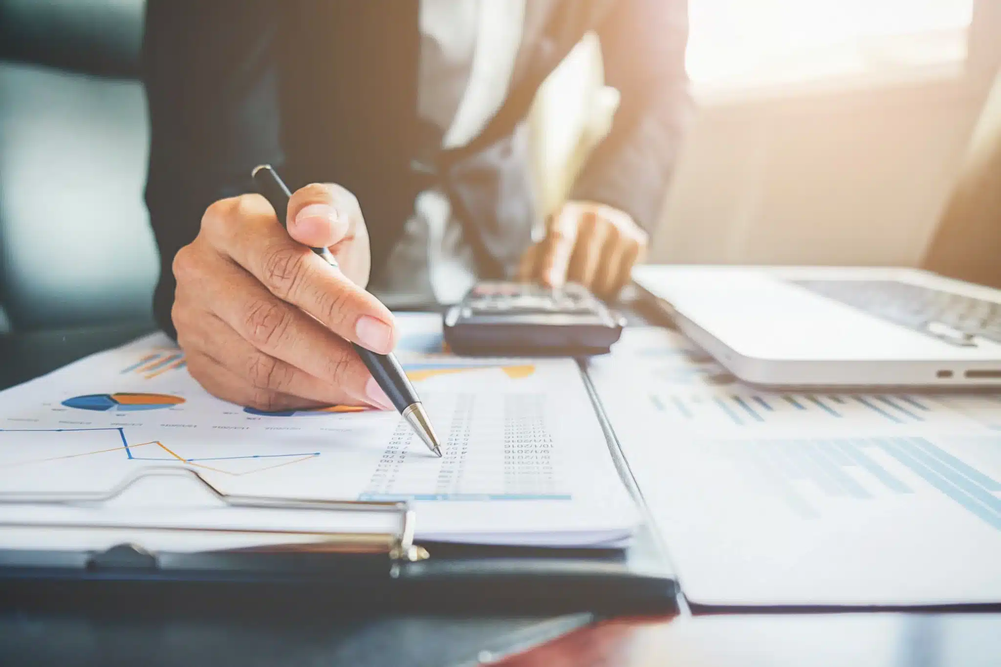 Mercado de Trabalho Futuro: A Profissão de Auditor Fiscal Profissional analisando gráficos financeiros e dados, representando a valorização de cargos públicos, como auditor fiscal, no mercado de trabalho futuro.