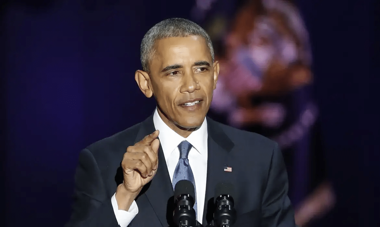 Barack Obama discursando, um dos presidentes mais inteligentes e canhotos da história dos EUA.