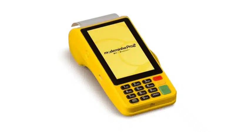 PagBank Moderninha Pro 2 Maquininha PagBank Moderninha Pro 2 amarela com tela exibindo o logo da marca.