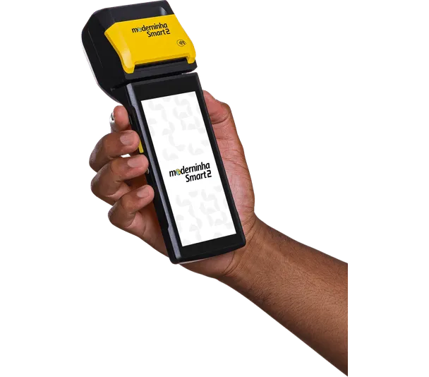 PagBank Moderninha Smart 2 Pessoa segurando a maquininha PagBank Moderninha Smart 2