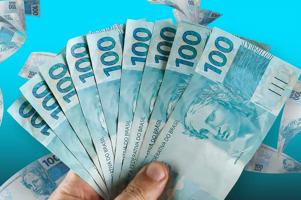 Notas de R$ 100 representando o benefício financeiro do programa Pé-de-Meia para estudantes.