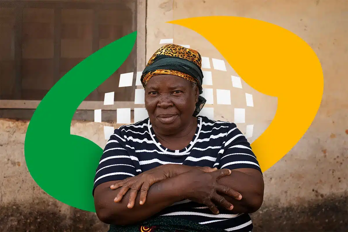 Imagem de uma mulher idosa, com braços cruzados, representando o alerta do INSS sobre o 'Prova de Vida 2025' e os cuidados contra golpes.