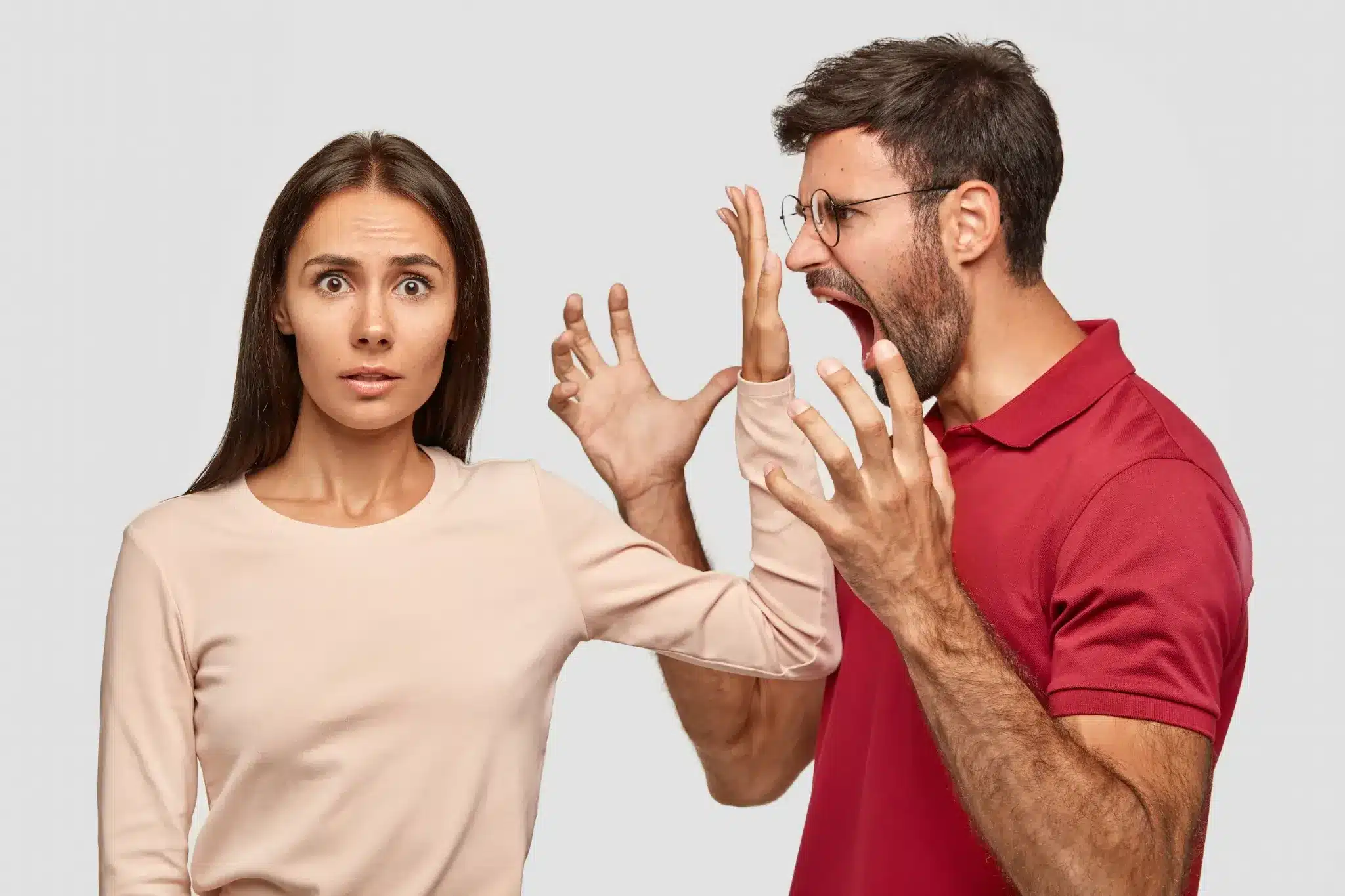 Mulher e homem em discussão, onde a mulher tenta silenciar a situação com um gesto de mão, enquanto o homem parece estar em fúria. A cena retrata um momento de tensão, abordando a questão do silenciamento como uma solução de conflitos.