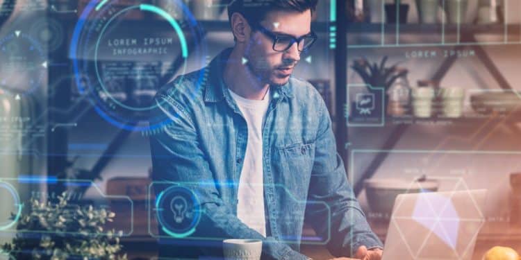 Homem trabalhando em laptop com sobreposição de elementos digitais holográficos representando ferramentas de inteligência artificial