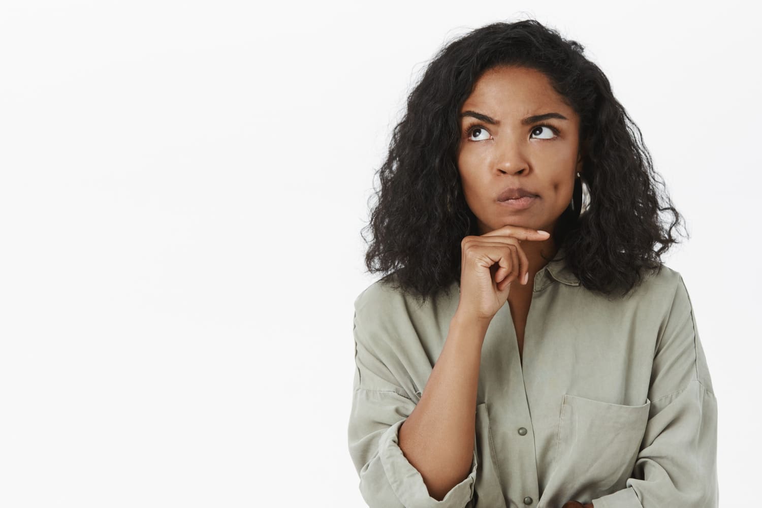 Mulher com expressão reflexiva ponderando sobre questão gramatical do gênero da palavra couve