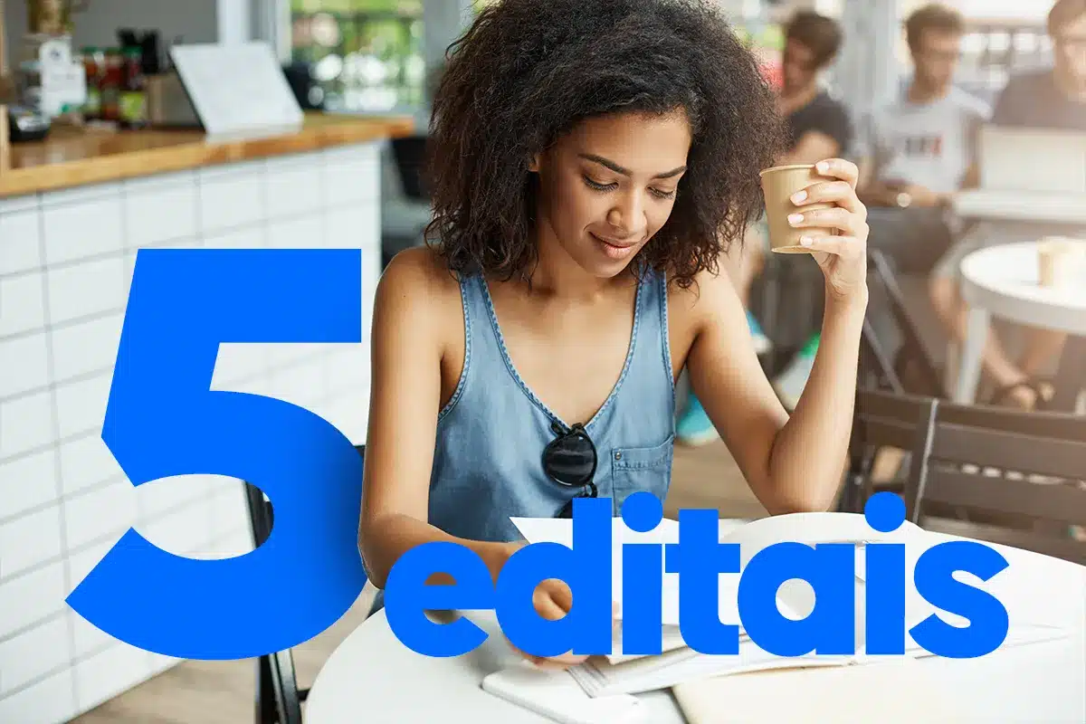 5 Concursos Públicos para Novembro Mulher em uma cafeteria estudando com um livro, e a frase "5 editais" em destaque na imagem.