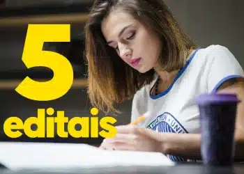 Estudante fazendo anotações com a sobreposição de texto "5 editais", representando os concursos públicos com vagas abertas.