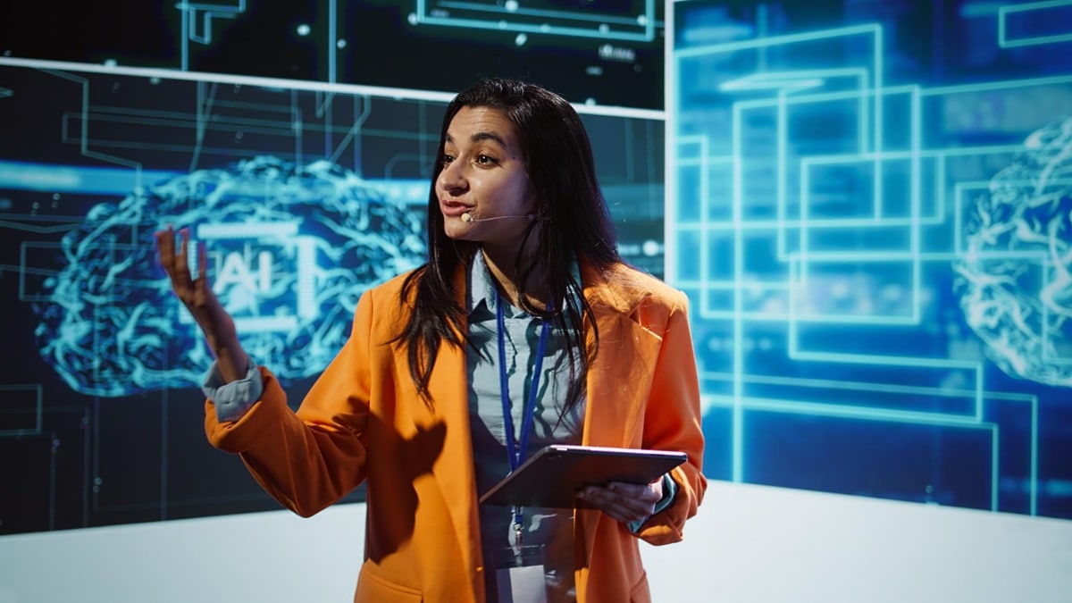 Especialista em Treinamento de IA - Nova Profissão Emergente Profissional apresentando conceitos de inteligência artificial com projeções holográficas de redes neurais em ambiente tecnológico