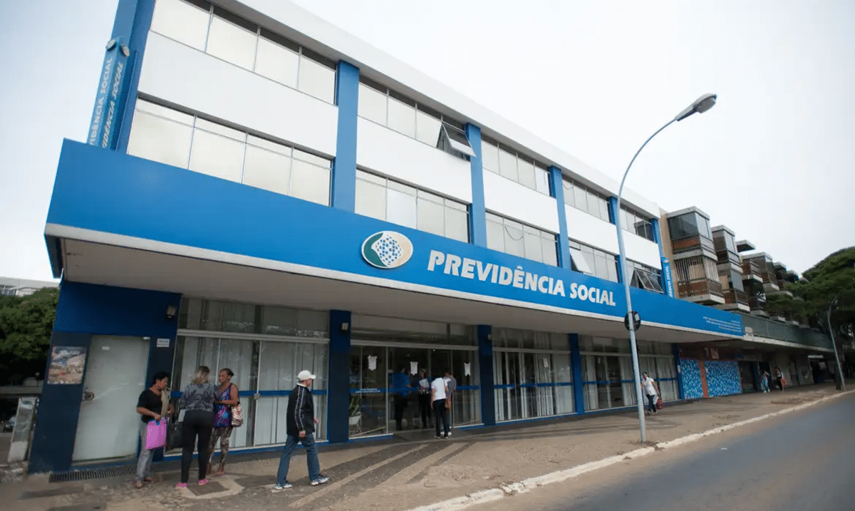Fachada de agência da Previdência Social com segurados aguardando atendimento sobre benefício de R$ 1518