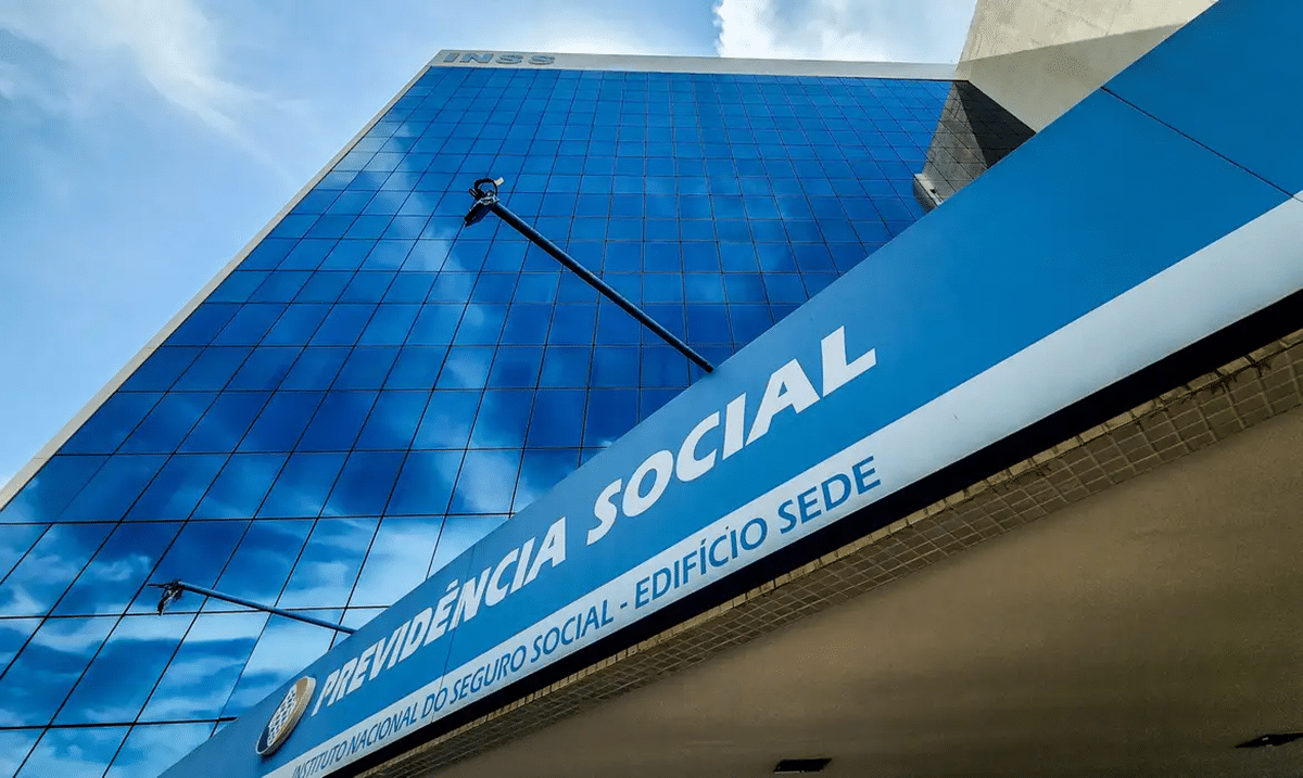 Fachada do edifício sede da Previdência Social INSS com céu azul ao fundo