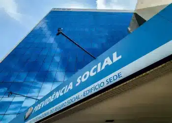 Fachada moderna do edifício sede da Previdência Social com vidros azuis espelhados