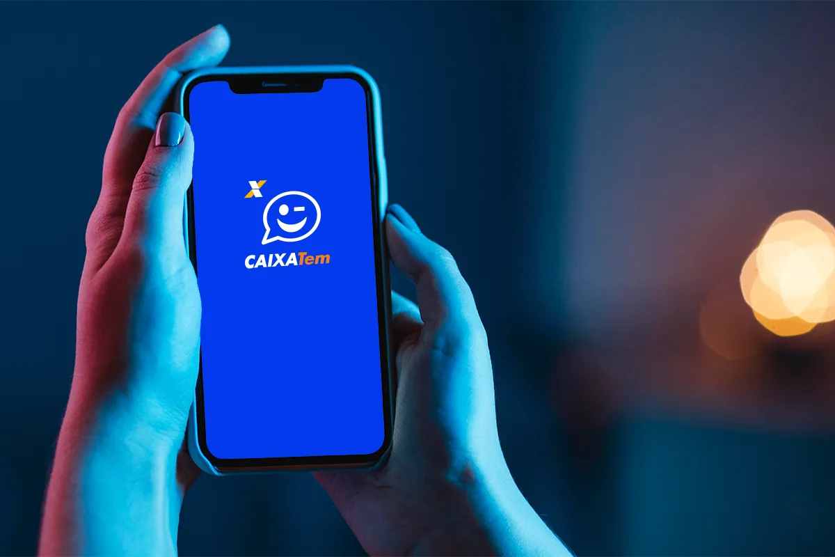 Pessoa usando aplicativo Caixa Tem em smartphone.