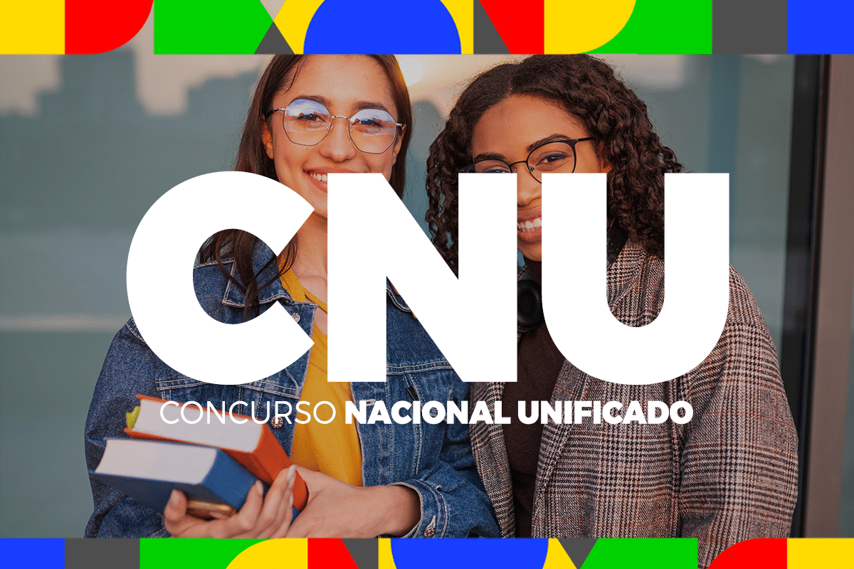 Duas mulheres sorrindo, segurando livros e com a sigla CNU em destaque, simbolizando o Concurso Nacional Unificado de 2025.