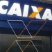 Fachada da agência da Caixa Econômica Federal com a logo e texto "CAIXA", ilustrando a oportunidade do novo concurso para profissionais
