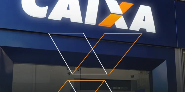 Fachada de agência da Caixa Econômica Federal com logo iluminado em azul e branco à noite.