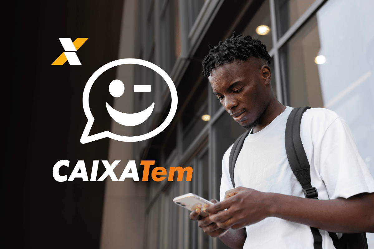 Como consultar saldo do Pé-de-Meia setembro 2025 Jovem de camiseta branca com mochila usando celular mostrando logos Caixa Tem e emoji sorridente