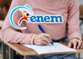 Jovem fazendo prova em sala de aula e logo do Enem em destaque.