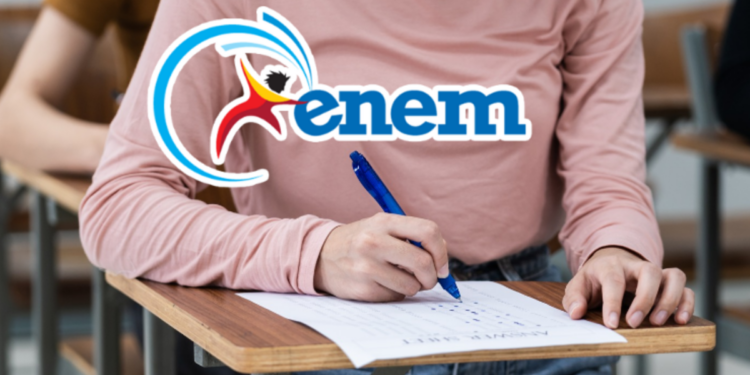 Jovem fazendo prova em sala de aula e logo do Enem em destaque.