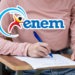 Jovem fazendo prova em sala de aula e logo do Enem em destaque.