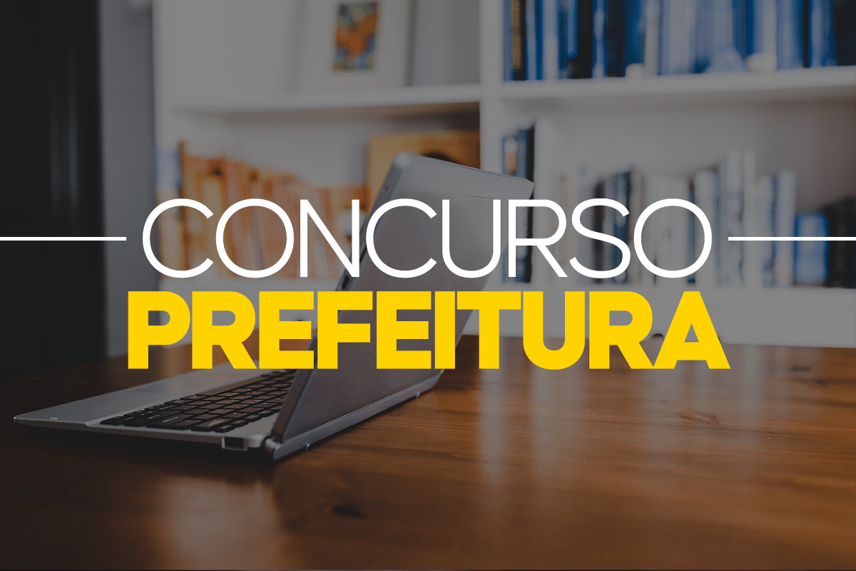 Requisitos e documentação necessária para inscrição em concurso de prefeitura Notebook sobre mesa de estudos com material de preparação para concurso de prefeitura municipal