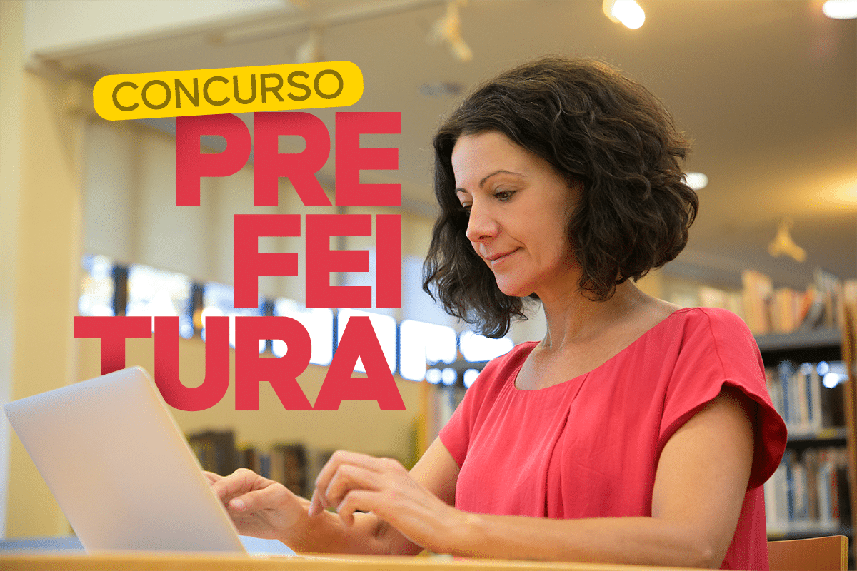 Mulher de blusa coral analisando documento em tablet digital com texto Concurso Prefeitura em destaque
