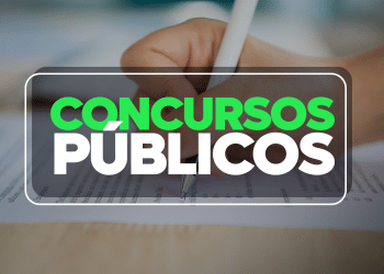 Mão escrevendo em documento com caneta e texto Concursos Públicos em verde e branco sobre fundo desfocado