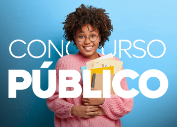 Jovem mulher sorridente segurando livros e pastas em fundo azul com texto Concurso Público.