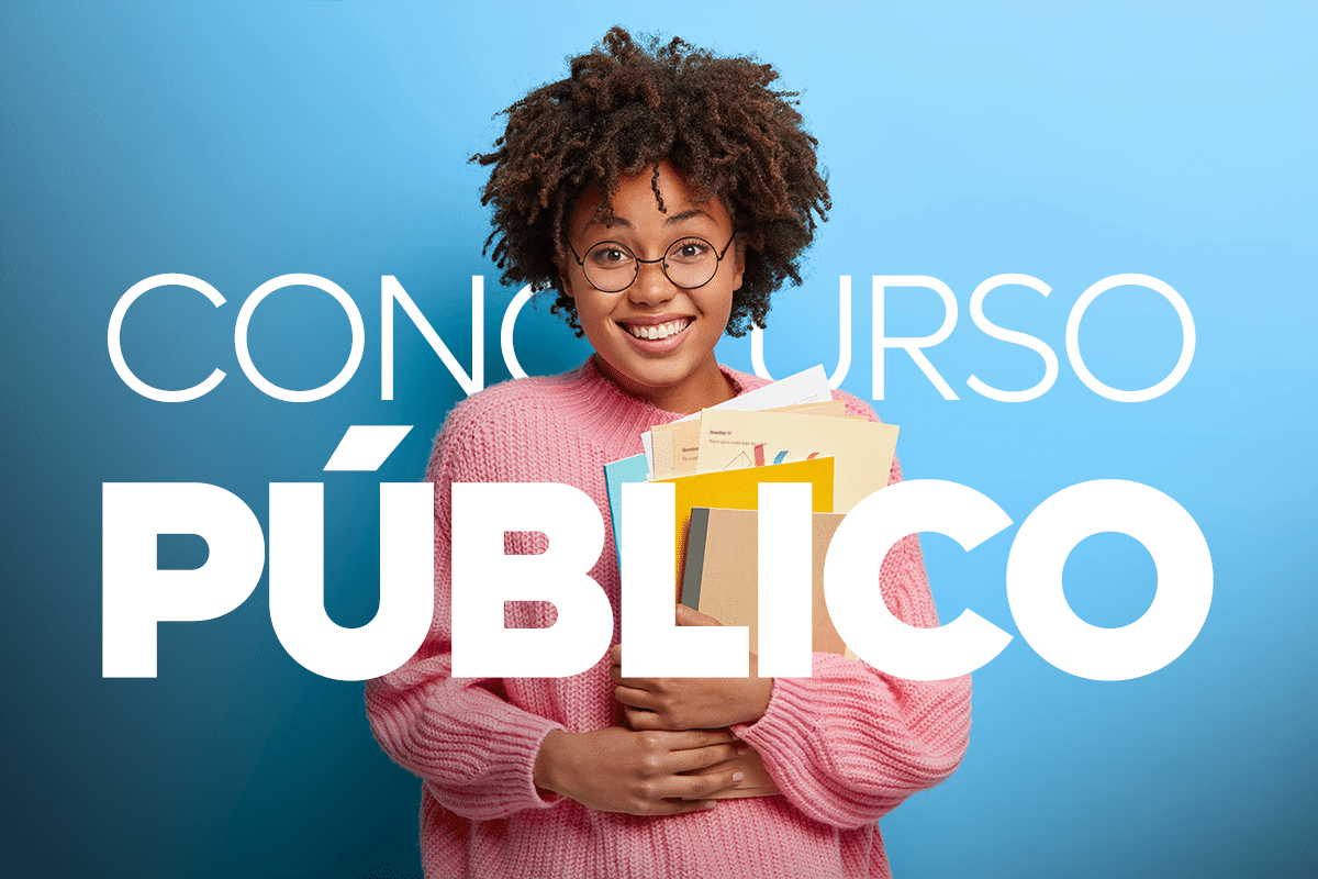 Jovem sorridente usando suéter rosa segurando livros e documentos com texto concurso público ao fundo azul