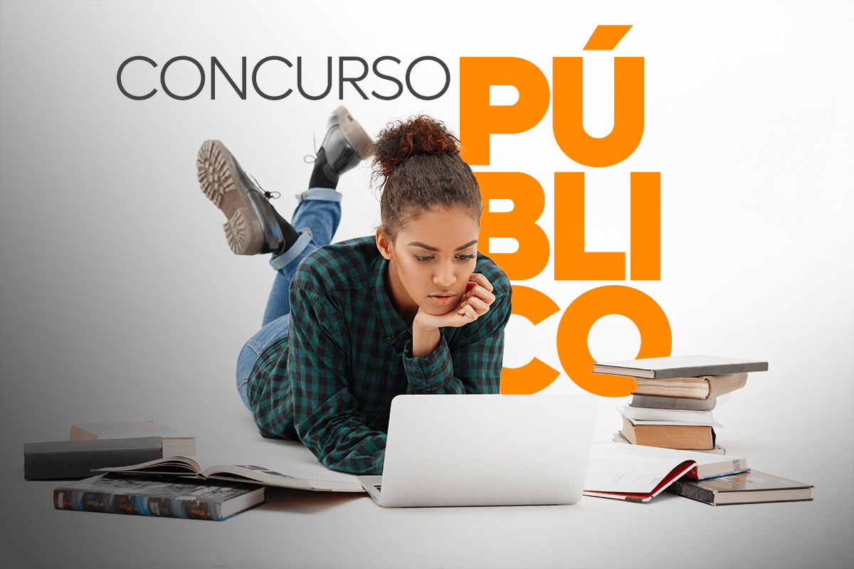 Jovem estudando com laptop e livros ao redor para concurso público