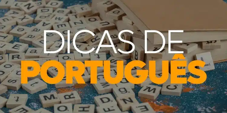 Letras de madeira espalhadas, com a frase "DICAS DE PORTUGUÊS" em destaque, sobre um fundo azul, simbolizando uma aula de gramática.