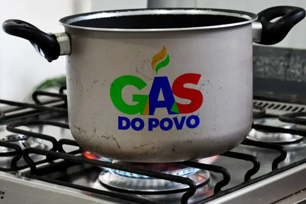 Gás do povo Panela de alumínio no fogão aceso com chama azul do gás do povo.