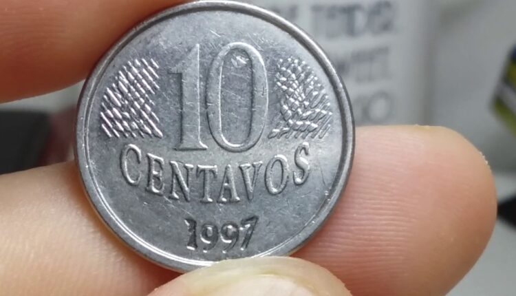 Moeda brasileira de 10 centavos de 1997 vista de perto, com detalhes para erros de cunhagem que podem aumentar seu valor para colecionadores.