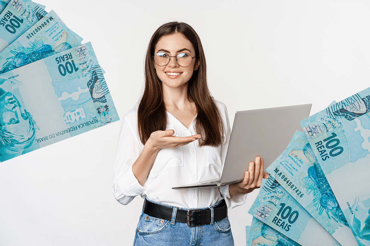 Mulher com notebook celebrando liberação de benefício de 200 reais pela Caixa Econômica Federal com cédulas ao fundo