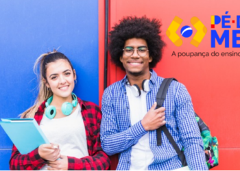 Jovens estudantes sorrindo com logo do Pé-de-Meia ao lado.