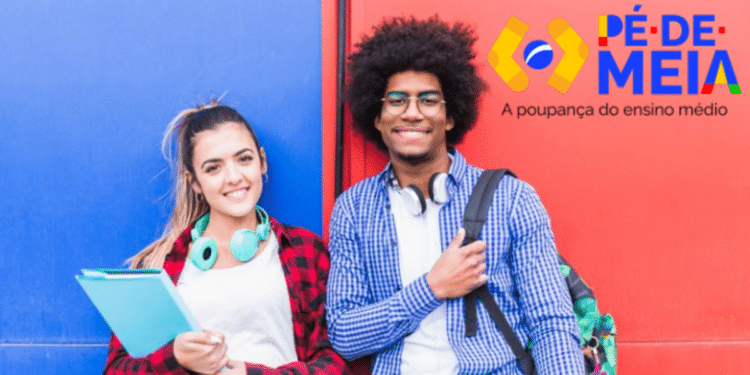 Jovens estudantes sorrindo com logo do Pé-de-Meia ao lado.