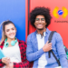 Jovens estudantes sorrindo com logo do Pé-de-Meia ao lado.
