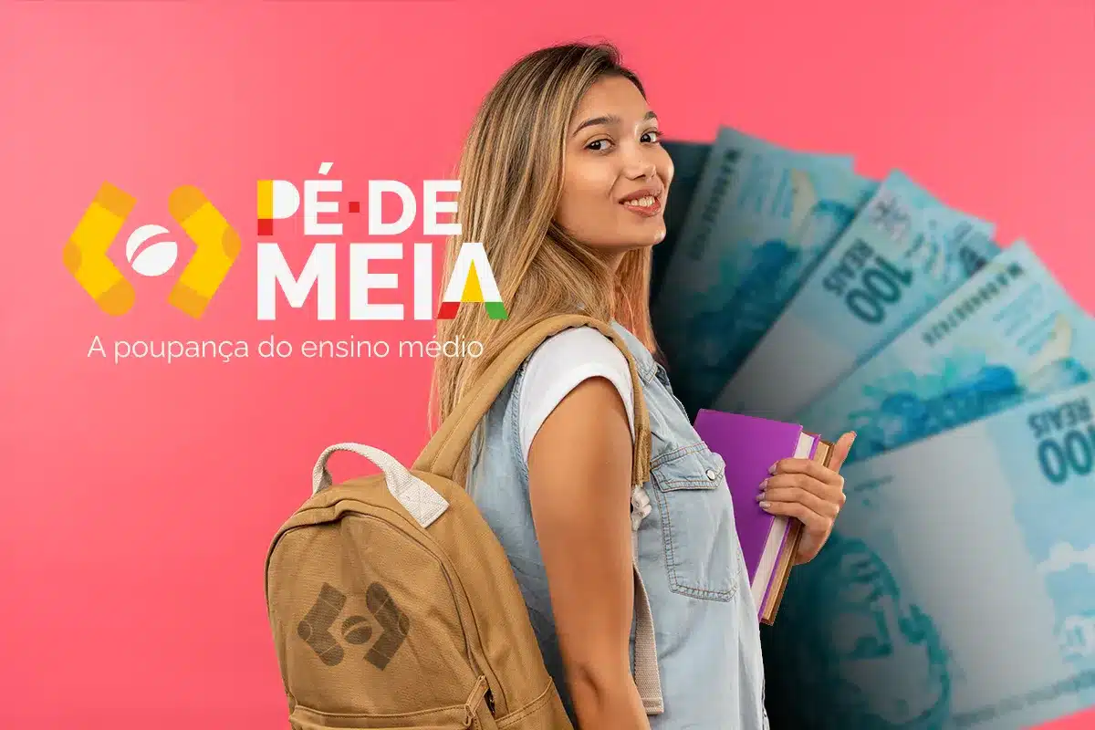 Pé-de-Meia Jovem com mochila e livros sorrindo, com cédulas de dinheiro em segundo plano, representando o programa 'Pé de Meia'.