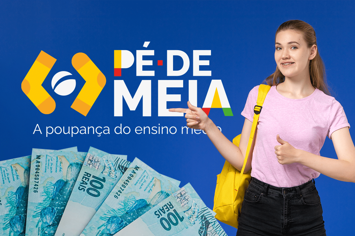 Jovem de camiseta rosa com mochila amarela fazendo sinal positivo ao lado de cédulas de 100 reais e logo Pé-de-Meia em fundo azul