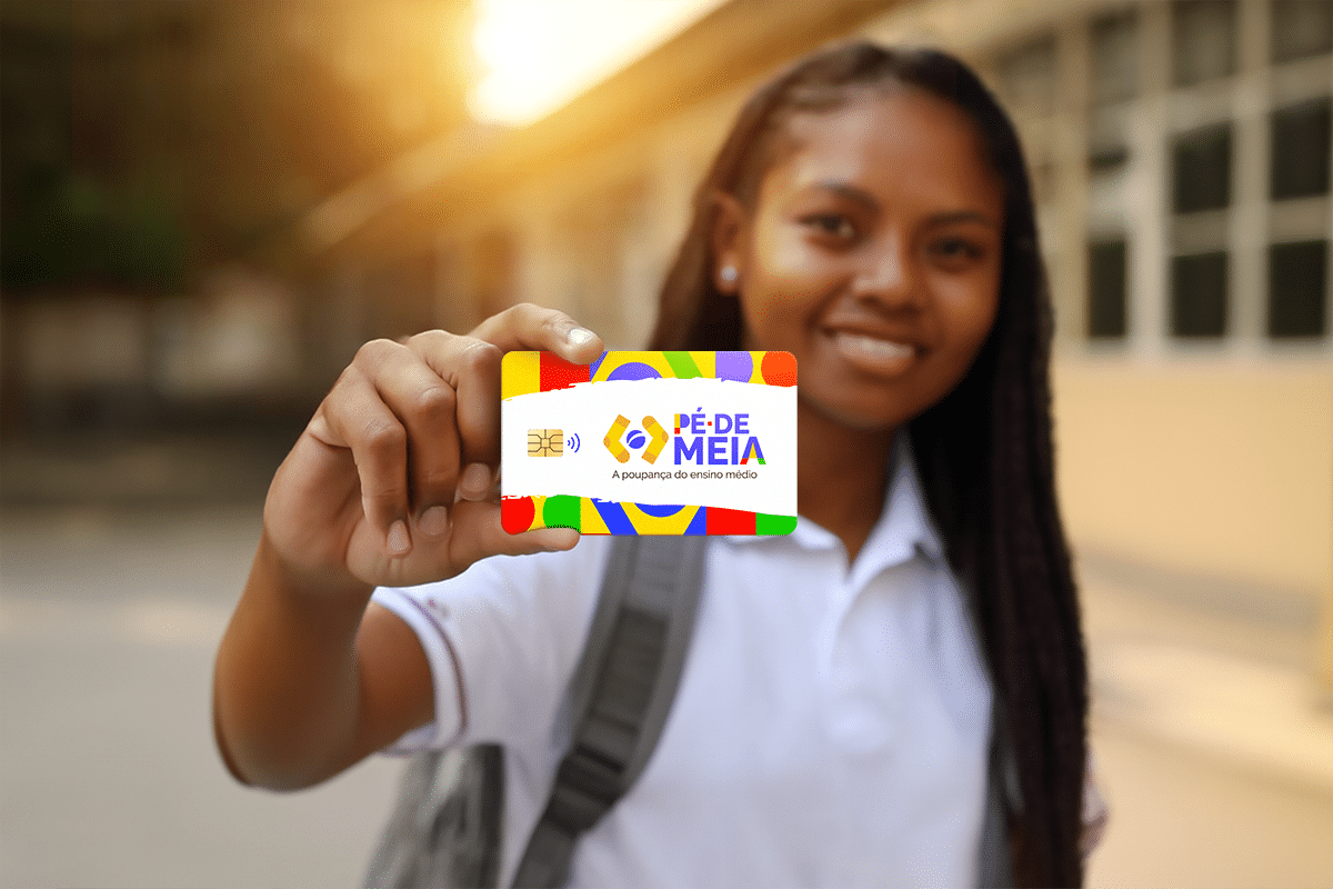 Pé de meia Jovem estudante mostrando cartão colorido Pé de Meia com design moderno e logotipo.